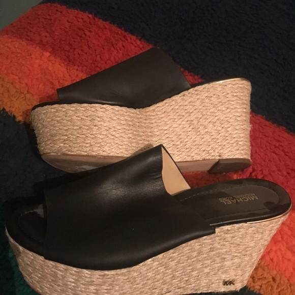 Michael Kors Black and Tan Platform Slides - Picture 1 of 3